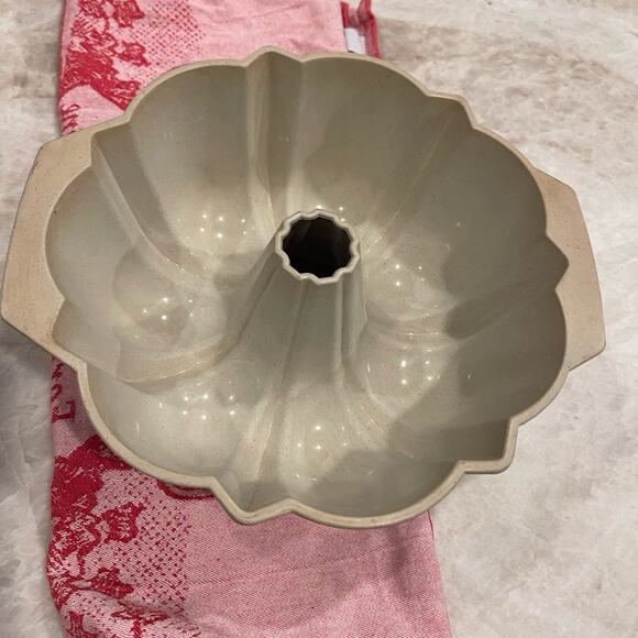 Nordic Ware beige Bundt pan Microwave safe 9 cup - Picture 1 of 9